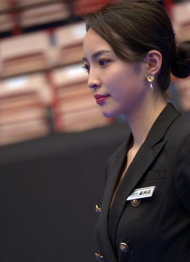 她是“最美台球裁判”,长相甜美身材火辣,观众哪还有心思看比赛