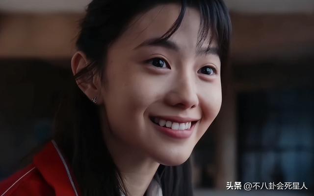 明明是美女,笑起来却很“恐怖”,这6位女星,不笑美艳一笑瘆人