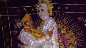 老头强娶美女(印尼58岁老汉娶19岁新娘，曾向准岳母求婚被嫌太老，聘礼15亩地)