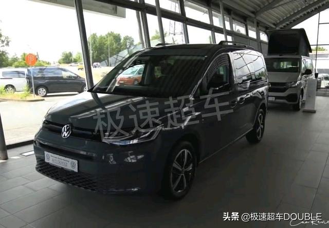 2023版大众开迪实拍,侧滑门+1.5T,质感满满,立柱尾灯更帅气