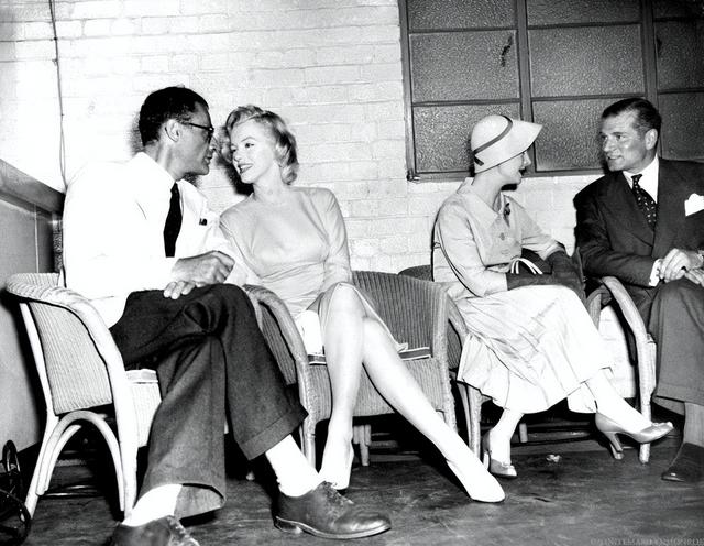 1956年,43岁的费雯丽和30岁的梦露同框,对比惨烈,美人也怕迟暮
