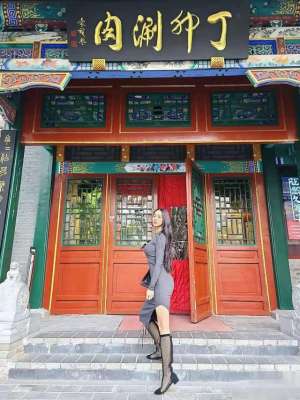 摄影达人美女(韩国已婚性感女星秀S曲线，大胸翘臀腿还长，紧身裙拍照姿势撩人)