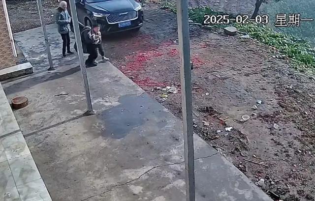 这组监控对比冲上热搜!评论区众多网友纷纷泪目分享……