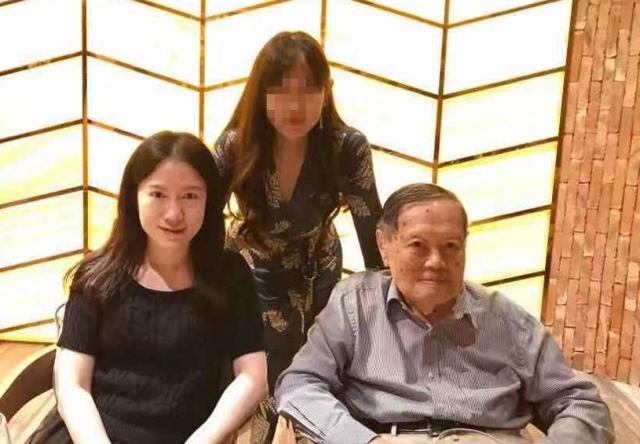杨振宁精神矍铄与妻子合体亮相,44岁翁帆发福水肿,憔悴了不少