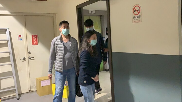 22岁女歌手坠亡,尸检结果曝光死因,母亲看到最后影像崩溃痛哭