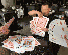太抢镜了!上海一女子地铁穿搭太靓眼,有男乘客竟然坐过站了!