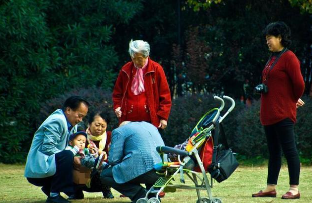 “出门四不摸,摸了祸事多”:老人带娃时,千万别摸这几样东西