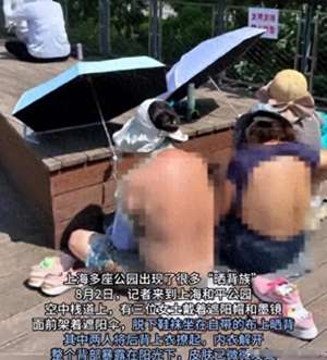 男人亲手解开美女内衣裤(越闹越大辣眼睛女子解开内衣凭一己之力将上海送上热搜 网友热议)