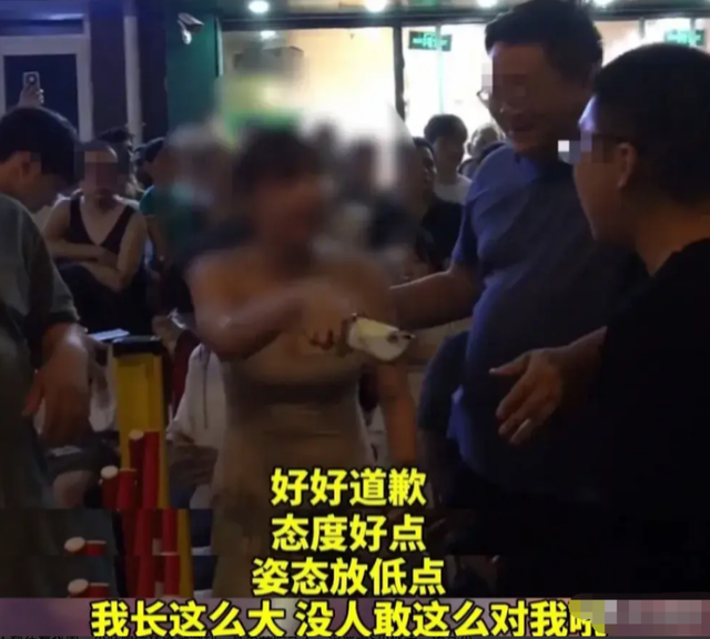 闹大了!上海这个说自己长得漂亮不用排队的美女,成功火遍全网