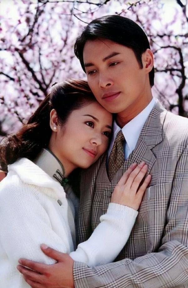 林心如早年写真,穿旗袍美爆却倚靠“别的男人”