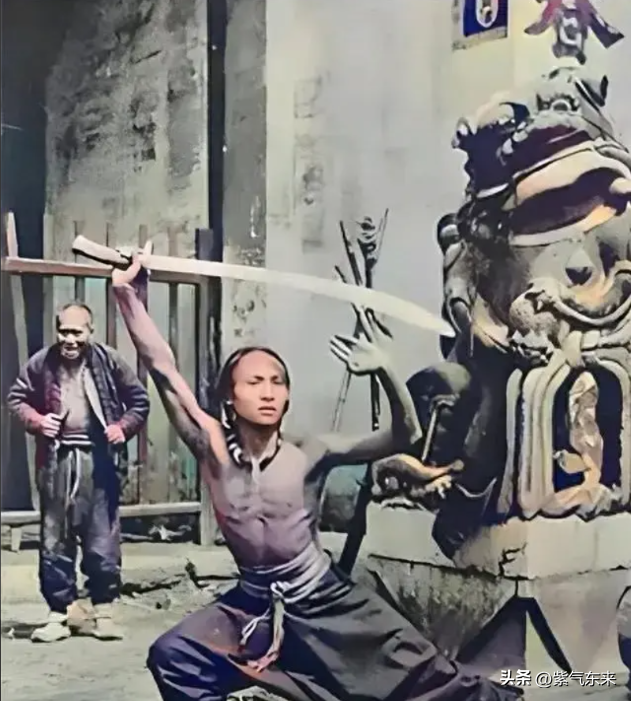 罕见照片:日本女人竟如此开放大胆,女学生脱光衣服全身赤裸上课