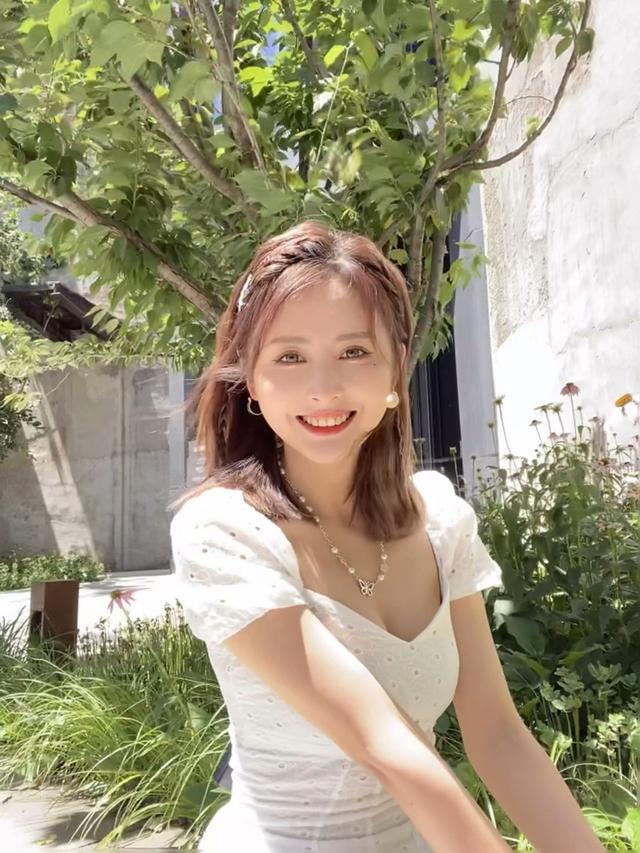人比花娇!美女体育主播小南绝美身材 泡泡公主裙展现醉人笑容