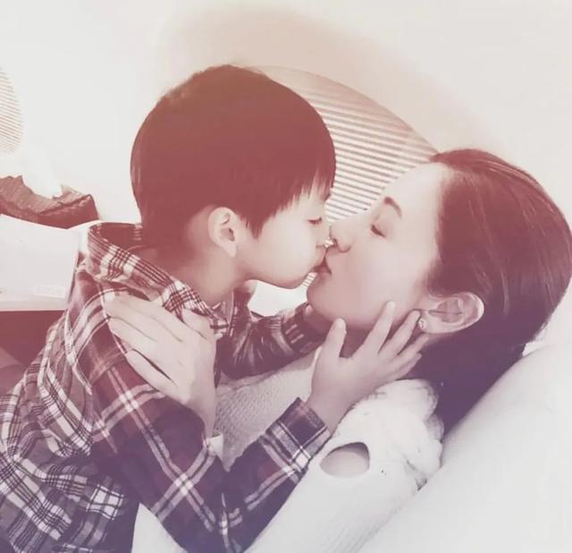 辣眼睛!李亚鹏亲吻15岁女儿大腿,再亲密的父女也要有分寸感
