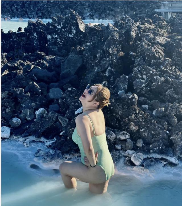 明星泳装比拼:钟楚曦腰臀比绝了,刘亦菲肥美,58岁温碧霞美翻了