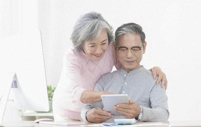 少女竟被大叔带到酒店,美女主动脱去衣服,献身五十岁的老男人!