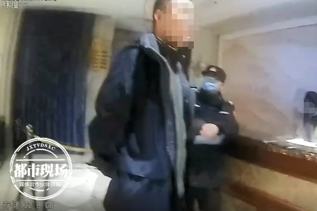凌晨一酒店女前台,遭醉酒男客人猥亵!她被强迫搂抱亲吻