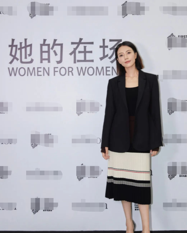 高圆圆露背衣秀美背!皮肤细腻白到发光,头发撩到耳后露精致五官