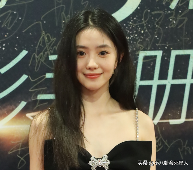 明明是美女,笑起来却很“恐怖”,这6位女星,不笑美艳一笑瘆人