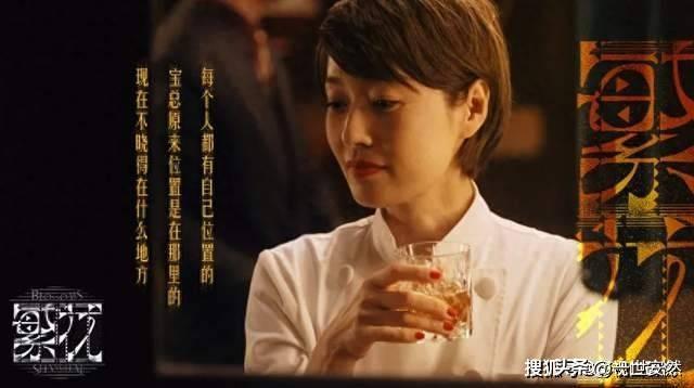 马伊琍带着女儿蹦迪,穿着雨衣在人群中肆意跳舞,活力四射