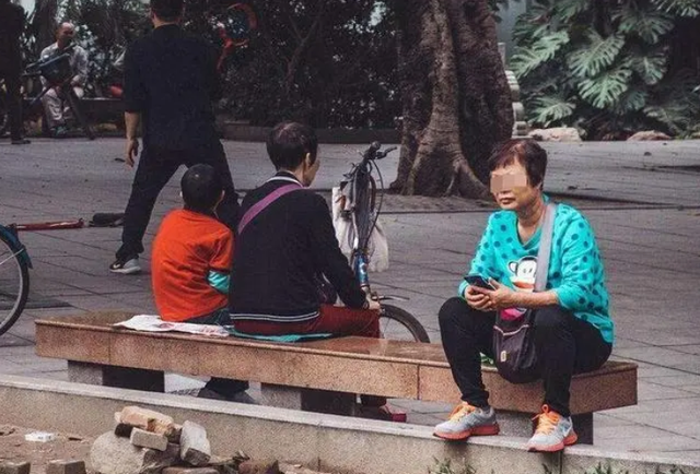 “出门四不摸,摸了祸事多”:老人带娃时,千万别摸这几样东西