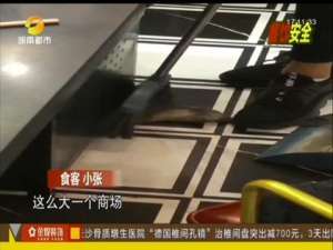 美女吃老鼠视频(美女餐厅吃火锅 一只大老鼠从天而降 还咬破了她的头皮……)