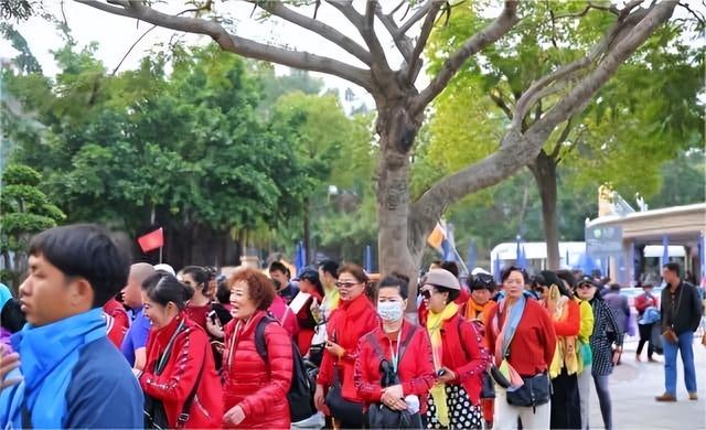 少女竟被大叔带到酒店,美女主动脱去衣服,献身五十岁的老男人!