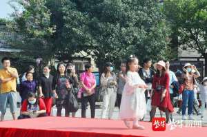 美女不倒翁怎么上去(萌娃汉服走秀“不倒翁美女”现场互动 白马涧国潮文化节精彩上演)