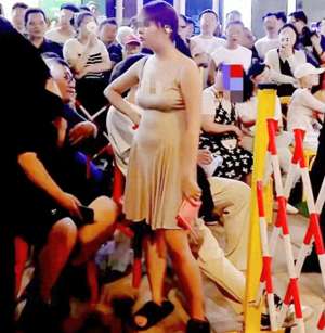 不用钱看美女(闹大了上海这个说自己长得漂亮不用排队的美女，成功火遍全网)