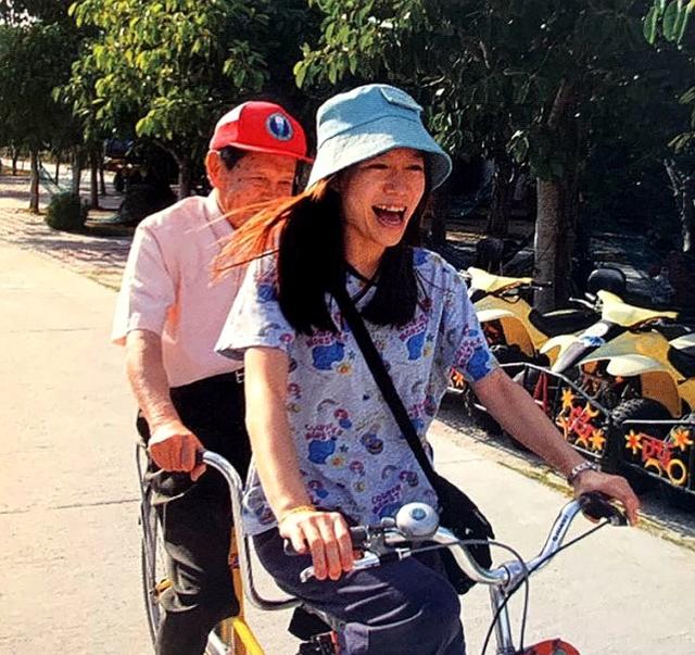 杨振宁精神矍铄与妻子合体亮相,44岁翁帆发福水肿,憔悴了不少