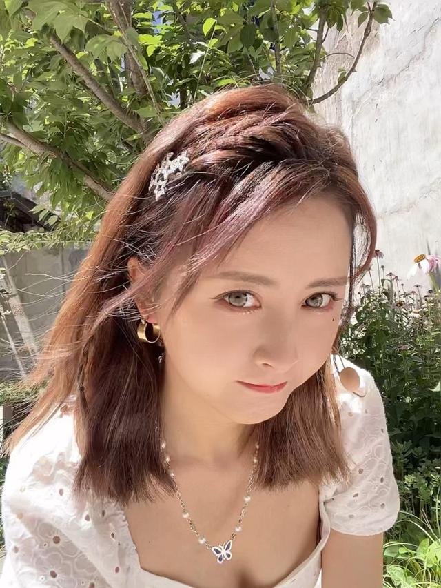 人比花娇!美女体育主播小南绝美身材 泡泡公主裙展现醉人笑容
