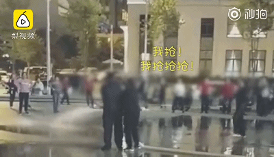 大妈跳广场舞,小区物业竟用消防水管朝大妈脚底喷水