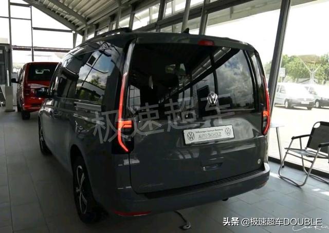 2023版大众开迪实拍,侧滑门+1.5T,质感满满,立柱尾灯更帅气