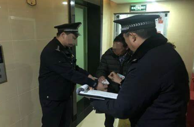 怀孕女教师未穿胸衣家访,不慎走光,下秒被家长拖入地下室侵犯