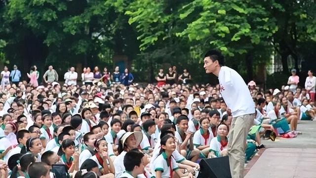 6岁失去双臂,26岁考上剑桥大学硕士,娶高学历美女为妻