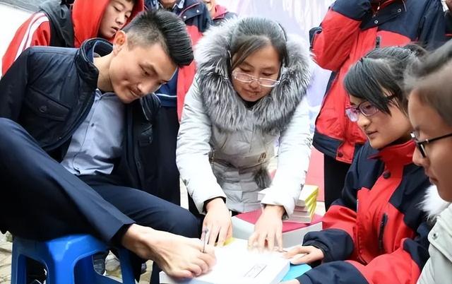 6岁失去双臂,26岁考上剑桥大学硕士,娶高学历美女为妻