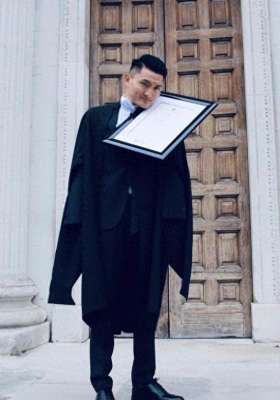 高文凭美女(6岁失去双臂，26岁考上剑桥大学硕士，娶高学历美女为妻)