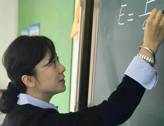95后女教师穿“JK”制服上课,家长指责有伤风化,老师:管不着