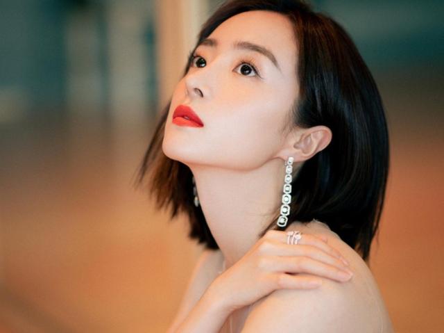 她是冰山美女，曾陷入感情风波，一路走来内心逐渐沉稳