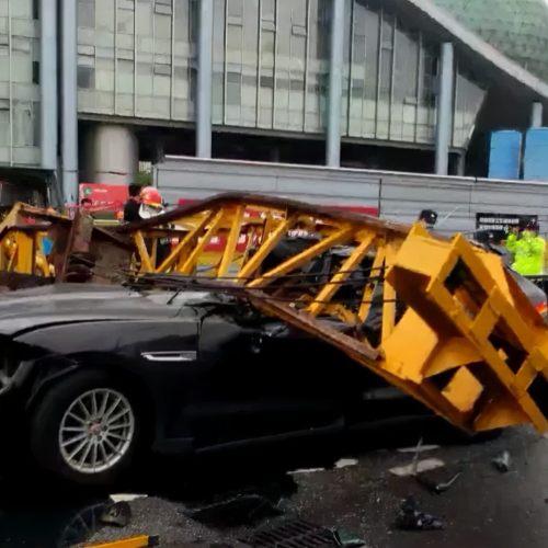江苏昆山一塔吊倒塌压扁过路车,进展:司机身亡,中铁一局在江苏不得承揽新工程