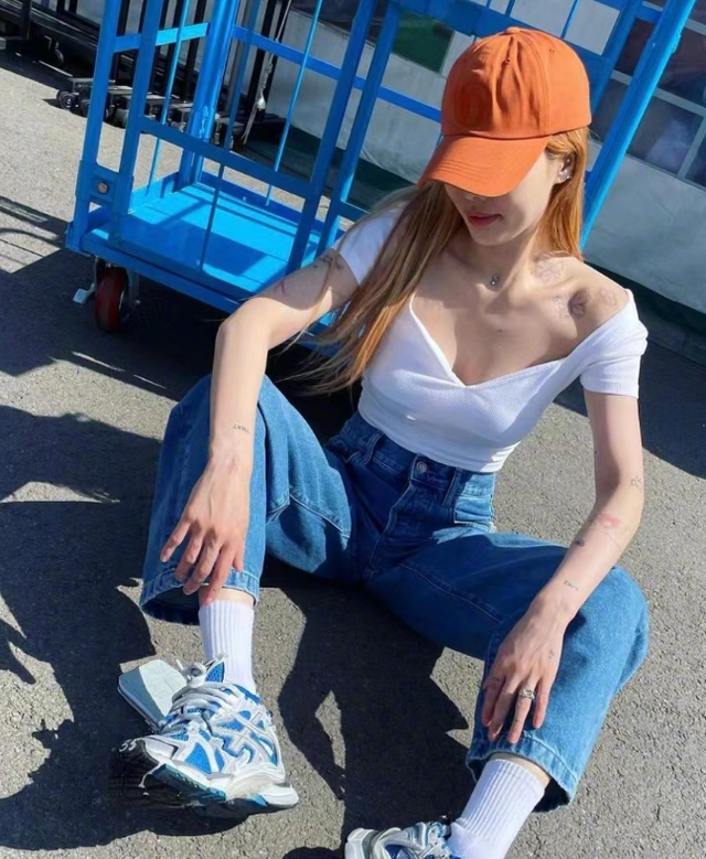 女星泫雅脖子上大胆穿洞!颈部戴一颗钻石钉,肩上布满纹身不怕疼