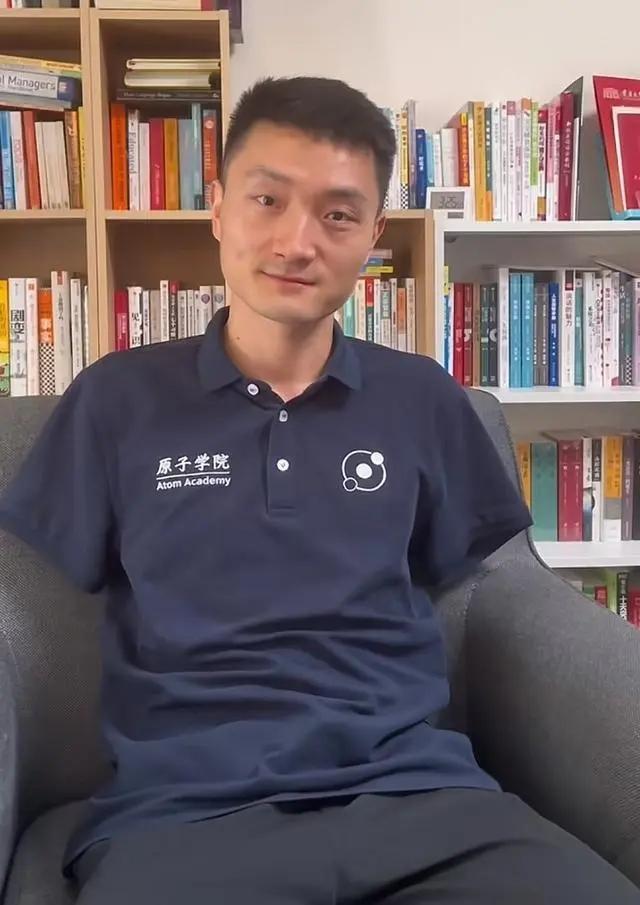 6岁失去双臂,26岁考上剑桥大学硕士,娶高学历美女为妻
