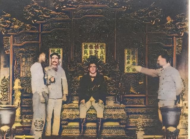 1834年,晚清美女被卖到美国,身着旗袍露出小脚,25美分随意观看