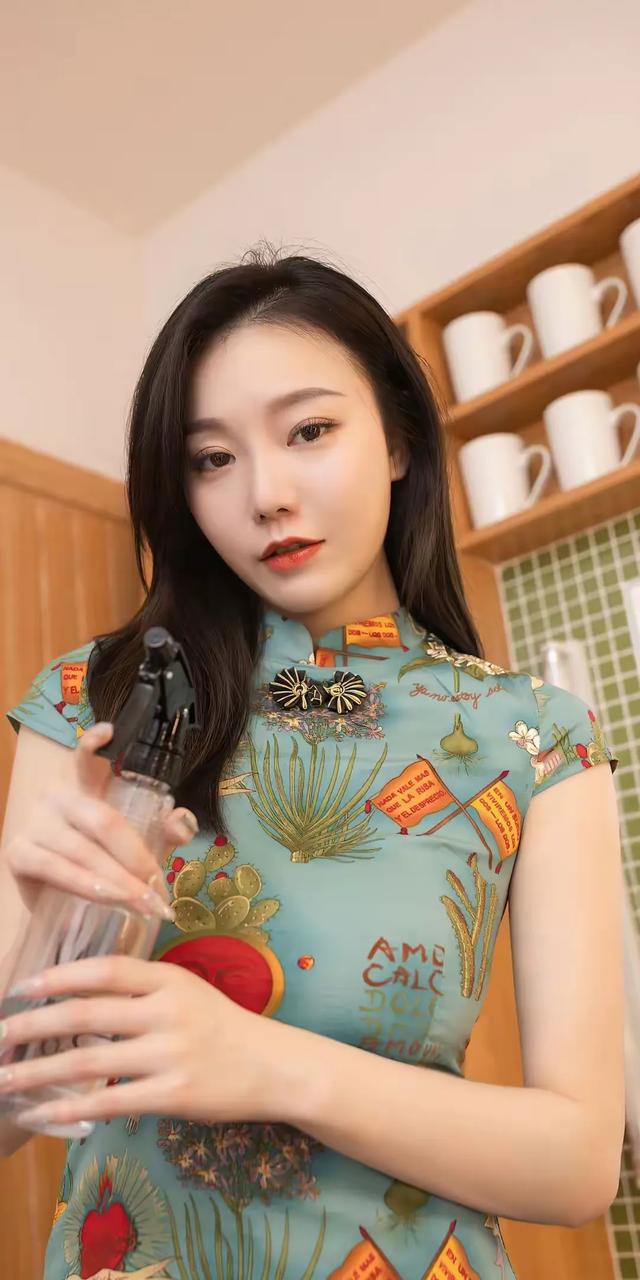 美女模特安然:蓝色花裙与美丽笑容写真