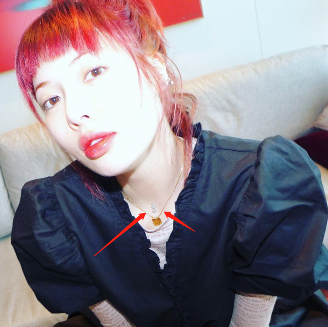 女星泫雅脖子上大胆穿洞!颈部戴一颗钻石钉,肩上布满纹身不怕疼