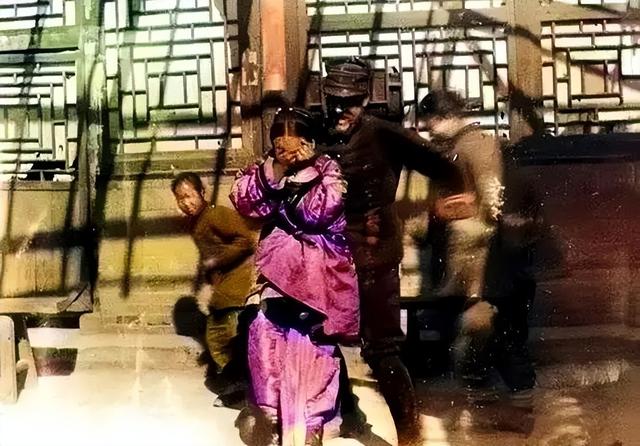 1834年,晚清美女被卖到美国,身着旗袍露出小脚,25美分随意观看
