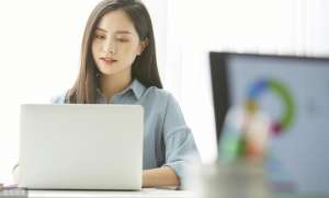 美女找降头师(小说：美女全身爆痘，医生看后直说没救了，小保安：这是降头术)