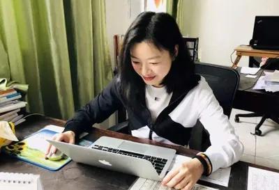 95后女教师穿“JK”制服上课,家长指责有伤风化,老师:管不着