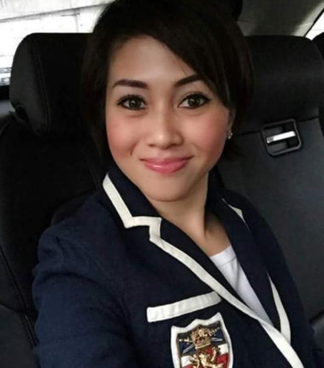 17岁少女嫁入文莱王室,手戴22个大金镯,头顶钻石王冠,比婆婆美