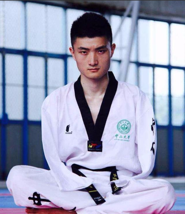 6岁失去双臂,26岁考上剑桥大学硕士,娶高学历美女为妻