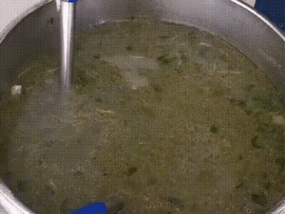 美女在电影院这么坐，不觉得尴尬吗？我该怎么制止她呢？哈哈哈